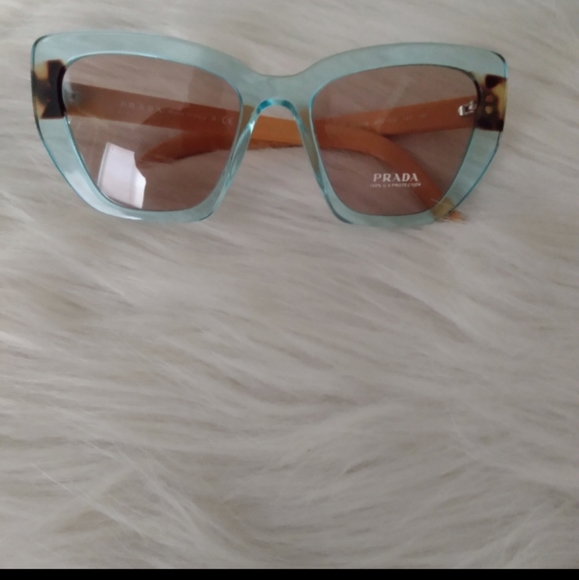 Prada - Picture 3 of 7